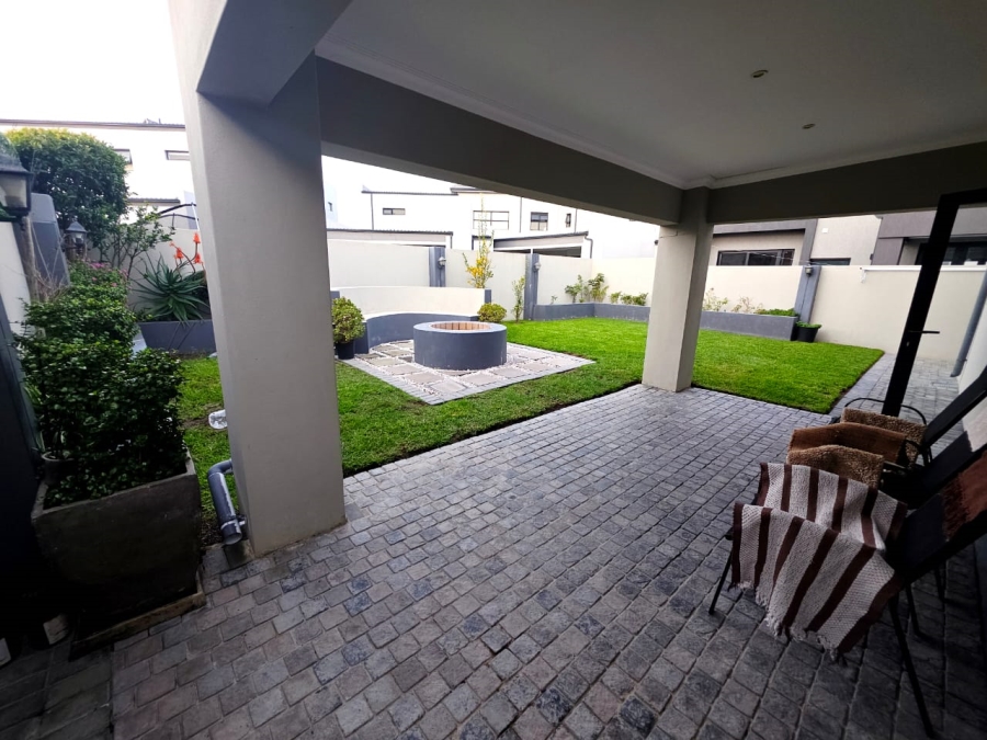 6 Bedroom Property for Sale in Sandown Western Cape